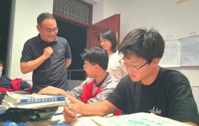 局长夜访慰师心  齐心育才战高考