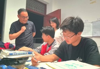 局长夜访慰师心  齐心育才战高考