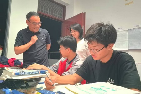 局长夜访慰师心  齐心育才战高考