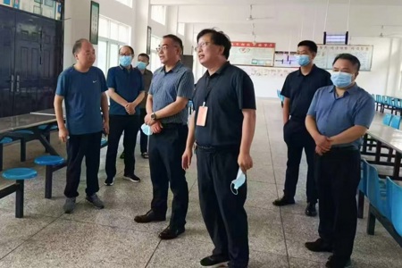 县纪委调研武东小学“校园餐”专项治理工作
