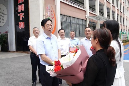 罗兴斌看望慰问教师代表 向全县教育工作者致以节日问候