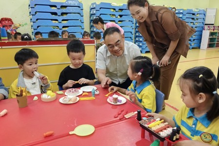 罗强调研武安镇幼儿园普及普惠工作