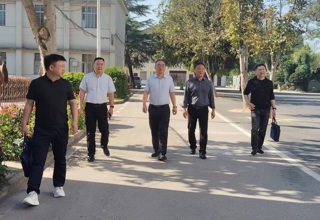 罗强调研武安镇学校发展